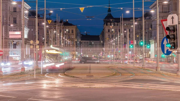 Schwarzenbergplatz Meydanı 'ndaki Schwarzenberg Anıtı Viyana' daki geçiş zamanı. Avusturya. Tramvaylar ve arabalar kavşakta trafik