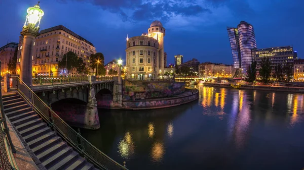 Viyana 'daki Uranya' nın panoramik manzarası diğer binalar ve Tuna Kanalı 'ndan geceye geçiş zamanı. Uranya bir kamu eğitim enstitüsü ve gözlemevi.