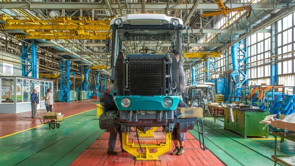 Konveyör montajı, traktörün gövdesini büyük endüstriyel fabrika zaman diliminde sahneleyecek. Çerçeve montajı, radyatör ve kabin kurulumu ve diğer parçaları olan motor.