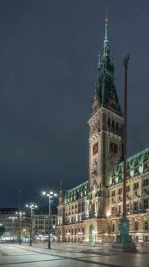 Hamburg Belediye Binası 'nın binası, Hamburg hükümetinin şehir merkezindeki Altstadt Mahallesi' ndeki merkezi. Bulutlu bir gökyüzünün altındaki ana meydandan ön manzara