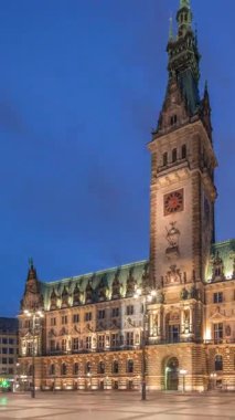 Hamburg Belediye Binası 'nın gün be gün inşa edilmesi geçiş zamanı aşırı hızlanma, şehir merkezindeki Altstadt semtindeki hükümetin merkezi. Bulutlu gökyüzünün altındaki ana meydandan ön manzara