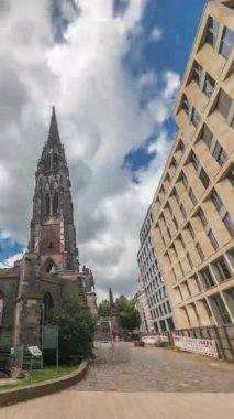 Ehemalige Hauptkirche St. Nikolai zaman atlaması hipervanesine, Hamburg, Almanya 'da yanan Aziz Nicholas Kilisesi' nin çan kulesine bakış açısına bakıyorum. İkonik neogotik anıt sitesi