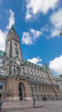 Hamburg Belediye Binası 'nın zaman atlaması binası, Hamburg hükümetinin merkezi Altstadt semtinde bulunan merkezi. Bulutlu bir gökyüzünün altındaki ana meydandan ön manzara