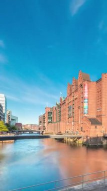 Hamburg 'daki ünlü Speicherstadt, Uluslararası Denizcilik Müzesi, ikonik tuğla binalar, kemer köprüler, kanallar ve rıhtımların yer aldığı hiperhızlandırılmış zaman atlaması. Almanya 'nın tarihi simgesi.
