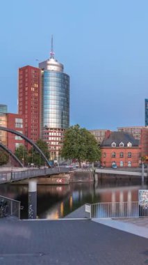 Jan Fedder Gezinti Güvertesi 'nden geceye geçiş süresi Hamburg, Almanya' da, canlı bir kıyı bölgesi. Günbatımından sonra Elbe Nehri 'nde gemiler ve tekneler.