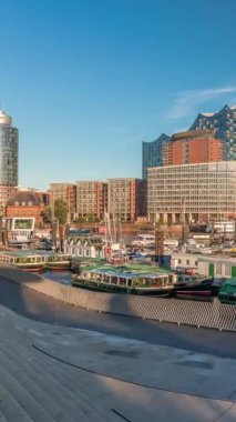 Jan Fedder Gezinti Alanı Hamburg, Almanya 'da, canlı bir liman bölgesi. Günbatımında Elbe Nehri 'nde ünlü binalarla birlikte gemiler ve botlar. Rahatlama ve manzaralı güzellik