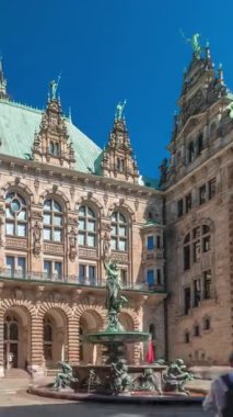 Hygieia Fountain ile birlikte Hamburg Belediye Binası 'nda pazar meydanı ve Almanya' nın Binnenalster yakınlarındaki avluda. Tarihi bir neo-rönesans simgesi açık mavi gökyüzünün altında Eski Şehir bölgesinde