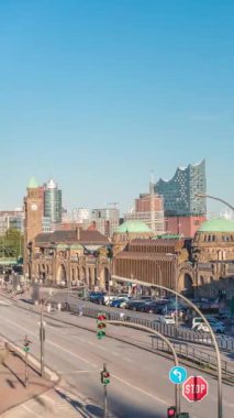 Eski Elbe Tüneli 'nin Hamburg, Almanya' ya giriş çıkış saatleri. Tarihi mimari, kavşakta trafik ve limanın panoramik manzarasının yer aldığı St. Pauli İskelesi yakınlarında yer alıyor.