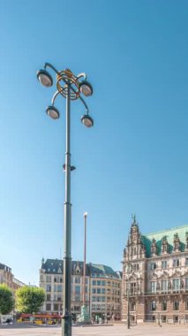 Panorama, Hamburg Belediyesi zaman çizelgesini gösteriyor. Hamburg hükümetinin merkezi olan Altstadt semtinde yer alan bir yer. Ana meydandan ön görünüm