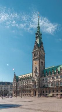 Panorama, Hamburg Belediyesi zaman çizelgesini gösteriyor. Hamburg hükümetinin merkezi olan Altstadt semtinde yer alan bir yer. Bulutlu bir gökyüzünün altındaki ana meydandan görüntüle