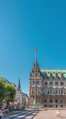 Panorama, Hamburg Belediyesi zaman çizelgesini gösteriyor. Hamburg hükümetinin merkezi olan Altstadt semtinde yer alan bir yer. Güneşli bir günde ana meydandan görünüm