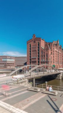 Uluslararası Deniz Müzesi, ikonik tuğla binalar, kemer köprüler, kanallar ve rıhtımların yer aldığı Hamburg 'daki ünlü Speicherstadt' ı gösteren panorama. Almanya 'nın tarihi simgesi.