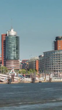 Hamburgs 'un ünlü Elbphilharmonie konser salonu, önünde gemiler ve tekneler. Arka planda Uberseebrucke ve Niederhafen, Hafencity rıhtımında. Almanya
