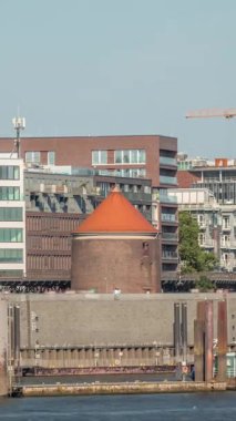 Jan Fedder Gezinti Alanı Hamburg, Almanya 'da canlı bir liman bölgesi. Elbe Nehri 'nde ünlü binaları ve arka planında kulesi olan gemiler ve tekneler. Rahatlama ve manzaralı güzellik