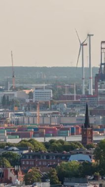 Hamburg kargo limanının hava zaman çizelgesi, Elbe Nehri 'nde gaz, petrol terminali, vinç ve kargo gemileri sergileniyor. Tekneler ve gemiler geçiyor ve dinamik bir deniz manzarası yaratıyorlar. Almanya