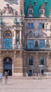 Hamburg Belediye Binası zaman çizelgesine giriş, Hamburg hükümetinin merkezi olan Altstadt semtinde yer almaktadır. Ana meydandan ön görünüm