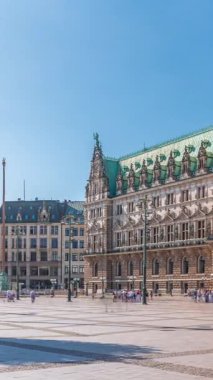 Hamburg Belediye Binası zaman çizelgesi, Hamburg hükümetinin merkezi, şehir merkezindeki Altstadt semtinde yer almaktadır. Mavi, berrak bir gökyüzünün altındaki ana meydandan ön manzara