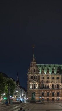 Şehir merkezindeki Altstadt mahallesinde Hamburg Belediyesi 'nin aydınlatılmış binasını gösteren panorama, Hamburg hükümetinin merkezi. Ana meydandan ön görünüm