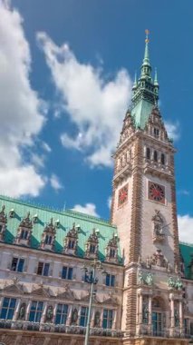 Hamburg Belediye Binası zaman çizelgesi, Hamburg hükümetinin merkezi, şehir merkezindeki Altstadt semtinde yer almaktadır. Bulutlu bir gökyüzünün altındaki ana meydandan ön manzara