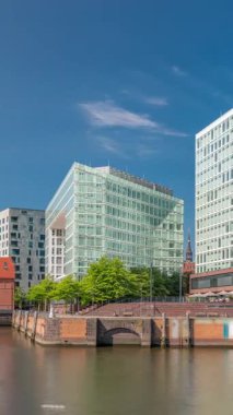 Ericusgraben 'deki Hamburg HafenCity silueti St. Catherines Kilisesi' ne giden modern Spiegel ofis binaları manzaralı. Almanya 'daki Elbe' nin canlı şehir mimarisi