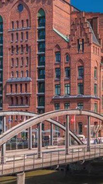 Hamburg 'daki ünlü Speicherstadt' ta Uluslararası Denizcilik Müzesi, ikonik tuğla binalar, kemer köprüler, kanallar ve rıhtımlar yer alıyor. Almanya 'nın tarihi simgesi.