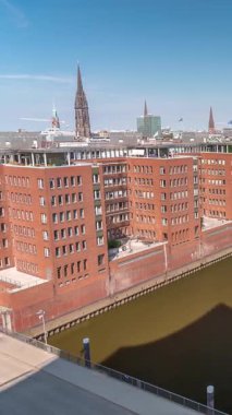Modern Hamburg Panorama, Almanya 'nın hava zaman çizelgesinde konut ve ofis binalarının kırmızı tuğlaları sergileniyor. Çok katlı evler ve kuleler canlı kentsel alanda çarpıcı bir şehir manzarası yaratıyor.