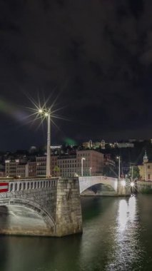 Panorama, Saone Nehri üzerindeki kırmızı asma köprü, Baptist Katedrali Aziz John ve Notre-Dame ile Lyons şehrinin gece zaman çizelgesini gösteriyor. Akşamları deniz kıyısında aydınlık