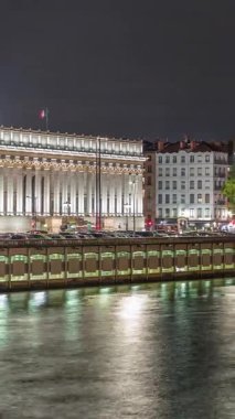 Gece Lyon Temyiz Mahkemesi 'nin zaman çizelgesi, Lyons 5. Bölge' deki Place Duquaire 'de bir neo-klasik mahkeme. Saone rıhtımının ve kırmızı asma köprünün manzarası. Fransa.