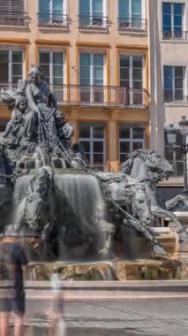 Belediye Binası yakınlarındaki Place des Terreaux 'da bulunan Lyon' un sembolü Bartholdi Çeşmesi 'nin hiperlapası. Akan suyla çevrili binicilik heykeli, tarihi mimari zaman çizelgesiyle çevrili. Fransa