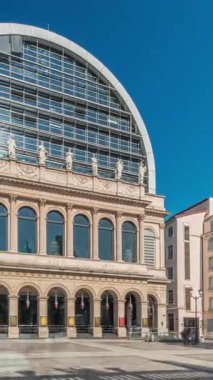 Modern cam kubbe ile birleştirilmiş neoklasik mimari içeren Lyons opera binasının hiperlapesi. Heykelleri ve cam yüzeyleri olan tarihi ve tarihi bir yer. Güneşin zaman çizgisini yansıtıyor.