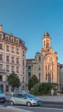 Antonin Jutard Meydanı 'nın ve Fransa' nın Lyon kentindeki Guillotiere Köprüsü 'nün yakınındaki rıhtım cephesindeki Mutaliyet Sarayı' nın hiperlapesi. Mavi gökyüzü altında, Victor Augagneur Meydanı 'nda trafik akıyor.