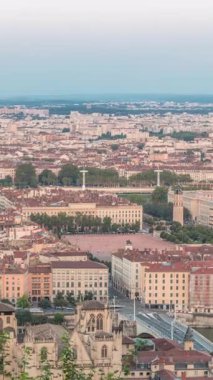 Gün batımında Fourviere Hill 'den Lyon' un panoramik hava görüntüsü. Ufuk çizgisinde Bellecour, Rhone Nehri ve sıcak akşam ışığında aydınlanan ikonik şehir simgeleri yer alıyor.
