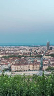 Gün batımından sonra Lyon 'un panoramik hava görüntüsü Fourviere Hill' den gece dönüşümüne kadar. Ufuk çizgisinde Rhone Nehri ve sıcak bir akşamda aydınlanan ikonik kent simgeleri yer alıyor.