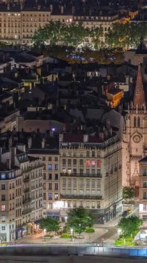 Fransa 'nın Lyon şehrinde, Presquile bölgesinde Saint-Nizier Kilisesi' nin uçuş zamanı. Kutsal Havariler Kilisesi olarak bilinen süslü detayları olan tarihi bir Gotik kilisesi.