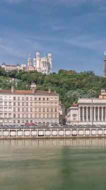 Lyon Temyiz Mahkemesi 'nin zaman atlaması, Lyons 5. Bölge' deki Place Duquaire 'de bir neo-klasik mahkeme. Saone rıhtımının ve kırmızı asma köprünün manzarası. Fransa.