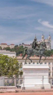 Fransa 'nın Lyon kentindeki Bellecour Meydanı' nda Avrupa 'nın en büyük yaya meydanı. Kral 14. Louis 'in binicilik heykeli canlı bir zaman dilimi altında tarihi binalarla çevrili.