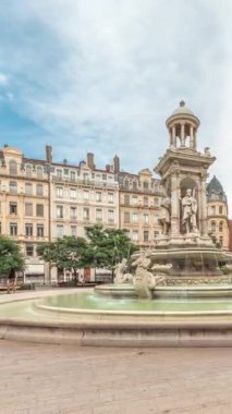 Fransa 'nın başkenti Lyon' da bulunan Place des Jacobins 'in hiperlapesi, tarihi binalarla çevrili Fontaine des Jacobins' e ev sahipliği yapmaktadır. Bulutlu bir gökyüzü altında hareketli şehir meydanı