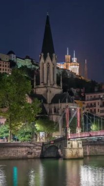 Aziz George Kilisesi, Quais de Saone ve Fourviere Bazilikası 'nın Fransa' nın Vieux Lyon kentindeki bir yaya köprüsünden hızlandırılmış zaman aşımına uğraması, geceleri tarihi mimari, yansımalar ve manzaralı nehir manzarası sergilenmektedir.