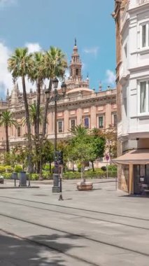 İspanya 'nın Sevilla şehrinde, Antik tüccarlar değiş tokuşunda yer alan Hint Zaman Hızı Arşivi' nin generali. Tramvay Constitucion Bulvarı boyunca ilerliyor. Dağınık bulutlu mavi gökyüzü.