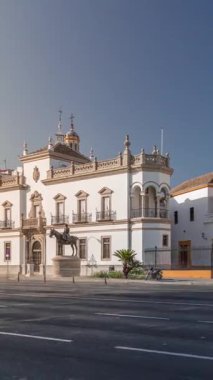 Plaza de Toros de la Real Maestranza de Caballeria de Sevilla zaman atlaması. Trafik ön cephenin önünden geçiyor. İspanya 'nın Sevilla şehrinde boğa güreşi festivalleriyle tanınan tarihi boğa güreşi..