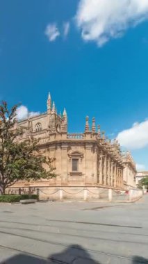 Seville Katedrali ve Giralda Kulesi Sevilla, İspanya 'da zaman atlaması. Dünyanın en büyük gotik katedrali UNESCO miras alanı. Mavi gökyüzünün altında Avenue de la Constitucion 'da yer alıyor.
