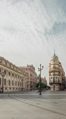 Avda boyunca yürüyen yayalar. De la Constitucion, Seville, İspanya 'nın Casco Antiguo bölgesindeki ana cadde. Edificio de la Adriatica ile zaman atlaması, tarihi binalar ve geçen tramvaylar