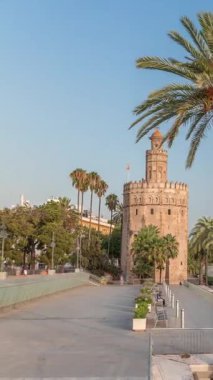 Torre del Oro zaman atlaması, Sevilla, İspanya 'da bir askeri gözetleme kulesi. Guadalquivir Nehri erişimini kontrol etmek için Almohads tarafından inşa edildi. Günbatımından önce tarihi dönüm noktası