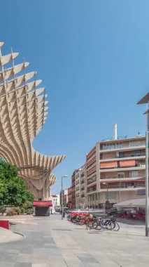 Encarnacion Meydanı 'ndaki Metropol Şemsiyesi hiperlapası, panoramik yürüyüş yolu ve arkeoloji müzesi olan fütürist bir ahşap yapı. Mavi gökyüzü, ağaçlar ve şehir manzarası Sevilla, İspanya.
