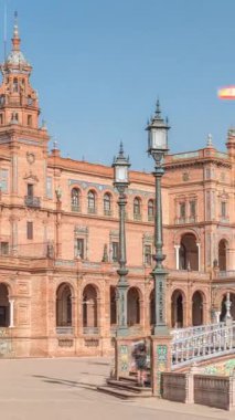 Seville Timelapse hiperlapse 'deki Plaza de Espana, Ibero-American Exposition için inşa edilen Maria Luisa Park' taki büyük bir mimari kompleks. Mavi gökyüzünün altında köprüler, kanallar ve klasik sokak lambaları.