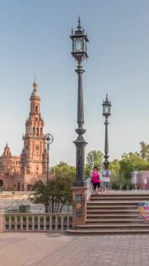 Seville Timelapse hiperlapse 'deki Plaza de Espana, Ibero-American Exposition için inşa edilen Maria Luisa Park' taki büyük bir mimari kompleks. Turistler, kanal ve klasik sokak lambalarıyla köprü