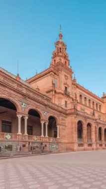 Seville Timelapse hiperlapse 'deki Plaza de Espana, Ibero-American Exposition için inşa edilen Maria Luisa Park' taki büyük bir mimari kompleks. Günbatımında köprüler ve klasik sokak lambaları