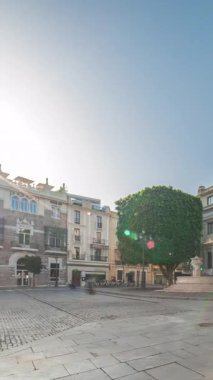 Panorama Avda 'yı gösteriyor. De la Constitucion, Seville, İspanya 'nın Casco Antiguo bölgesindeki ana cadde. Edificio de la Adriatica ile zaman atlaması, tarihi binalar ve geçen tramvaylar
