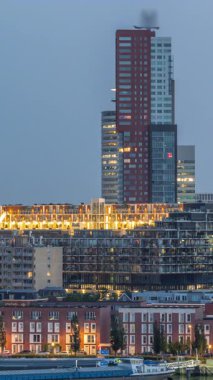 Hollanda Rotterdam 'daki Katendrecht yarımadası ve Maashaven limanının panoramik hava geçiş zamanı. Şehir silueti modern gökdelenler ve geleneksel Hollanda rıhtım evleri