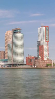 Rotterdam silueti, Nieuwe Maas Nehri bankasından Wilhelminapier ve Kop van Zuid 'e kadar uzanır. Modern gökdelenler, bu yeniden geliştirilmiş eski liman bölgesindeki gemi terminali ve rıhtım.